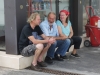 00_drei_vor_der_tankstelle